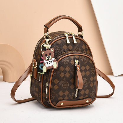 🧼🎒Stylischer Mini-Rucksack mit Rautenmuster und Bärenanhänger